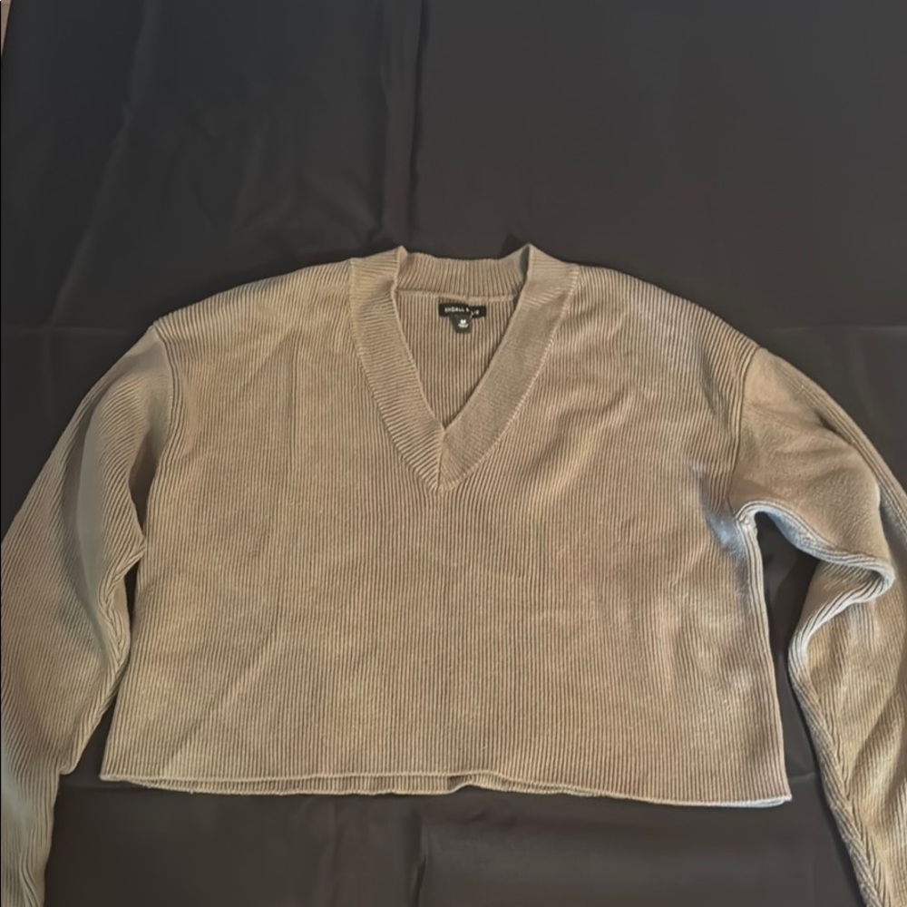 Kendall and Kylie v-neck cropped sweater. XS